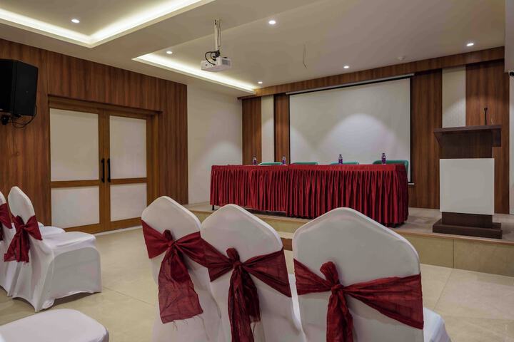 Ballroom/Hall 81 of 97