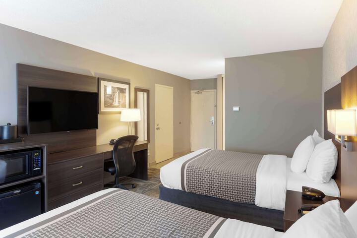2 Double Beds High Speed Internet Accessible Desk Microwave and Refrigerator Duvet (3 of 5)