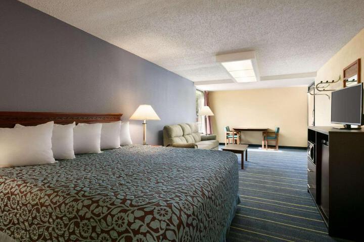 1 King Bed Deluxe Accessible Room (3 of 19)