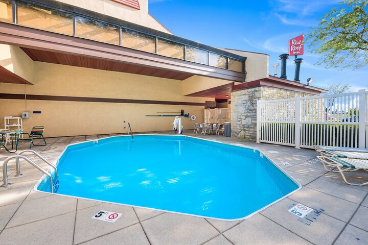 Indoor/outdoor pool