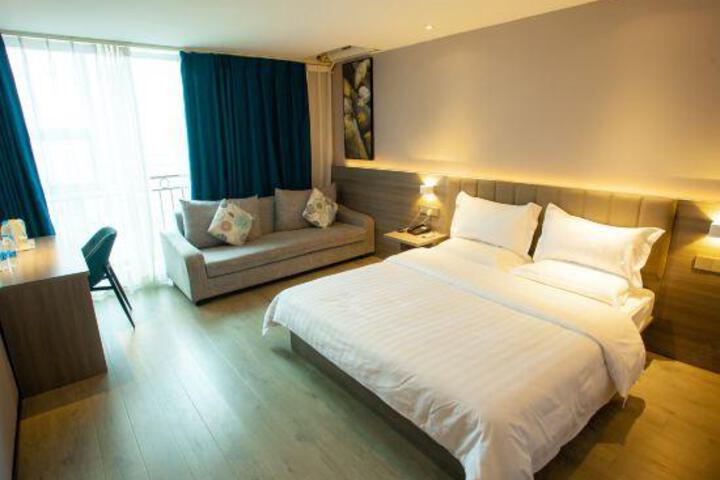 Room 6 of 13