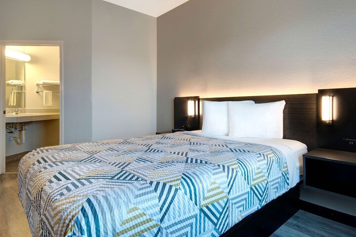 Room 10 of 26