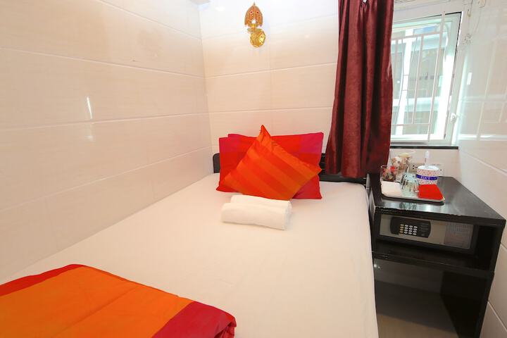 Room 53 of 100