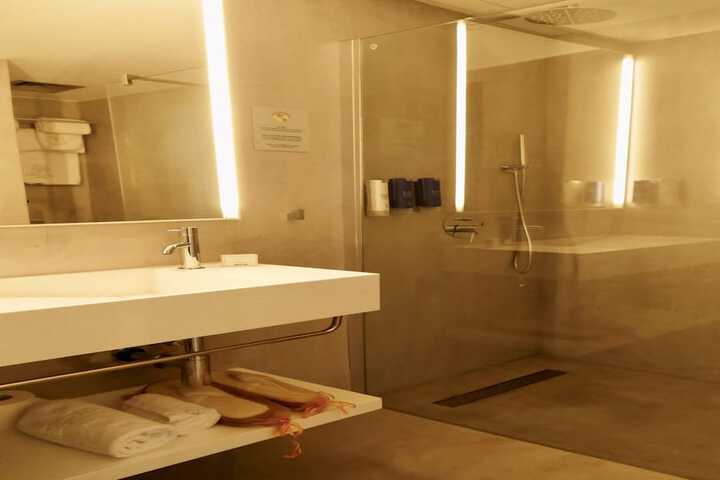 Room 43 of 97