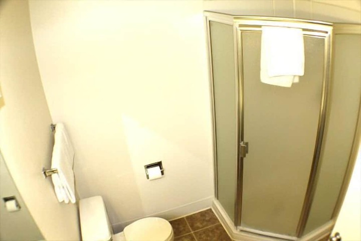 1 Queen Bed (1 of 4)