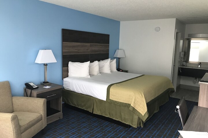 1 King Bed (4 of 7)