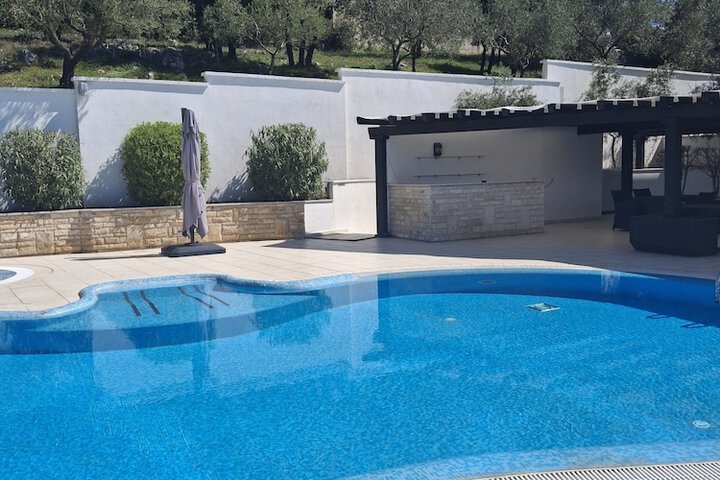 Pool 10 of 18