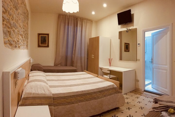 Room 4 of 32