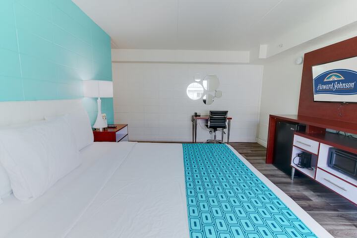 1 King Bed (3 of 7)