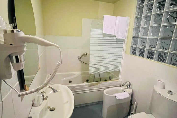 Room 40 of 64