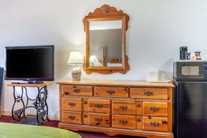 1 Queen Bed (10 of 21)