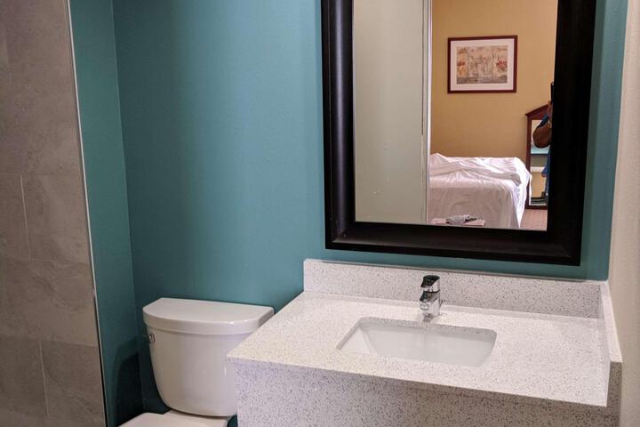 1 King Bed High Speed Internet Accessible Refrigerator, Coffee Maker Full Breakfast (5 of 7)