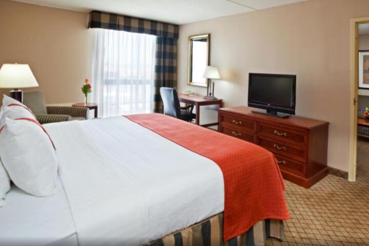 1 King Bed (3 of 20)