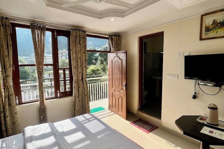 Room 2 of 16