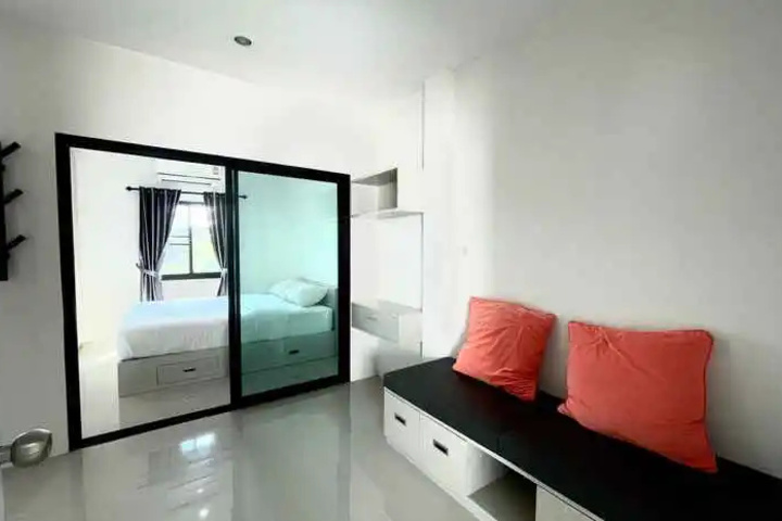 Room 6 of 9