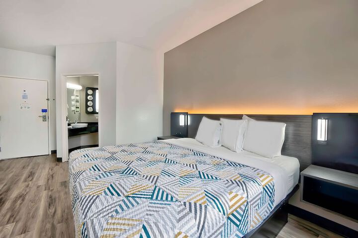 1 King Bed (9 of 10)