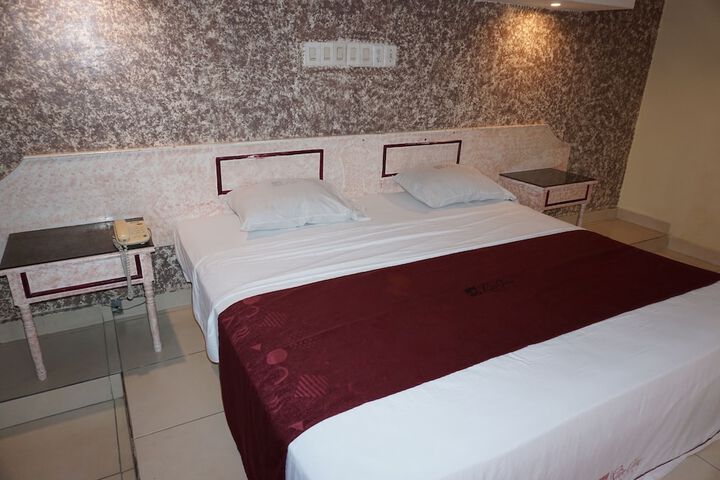 Room 10 of 30
