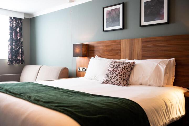 The Oatlands Chaser by Innkeepers Collection