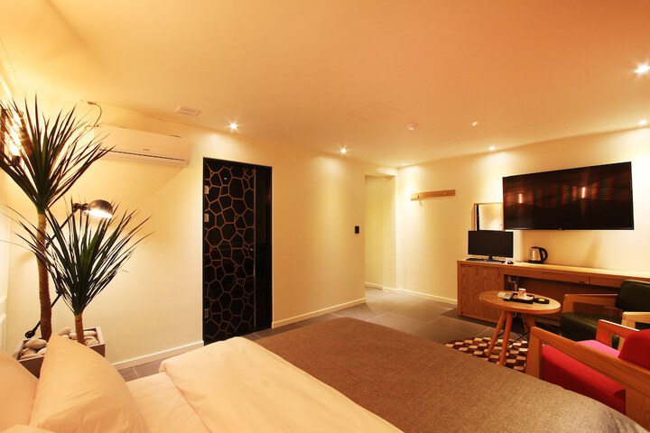 Room 10 of 16