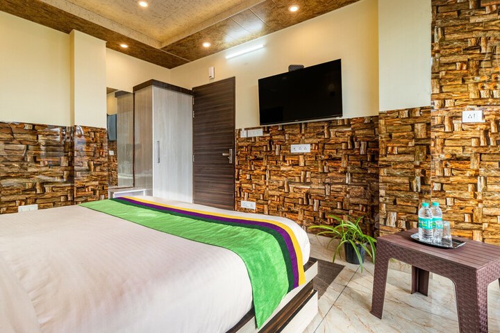 Room 9 of 30