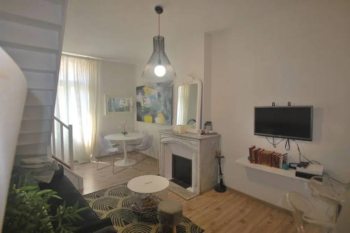 Room 6 of 8