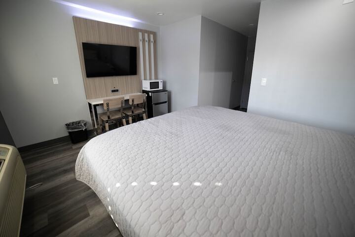 1 King Bed (12 of 23)