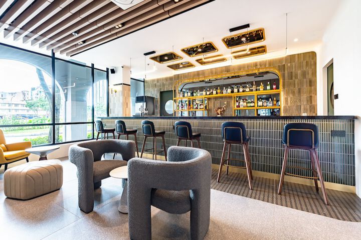 Lounge 70 of 72