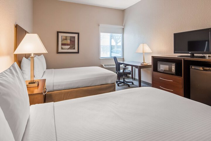2 Double Beds Refrigerator WiFi Full Breakfast (9 of 10)