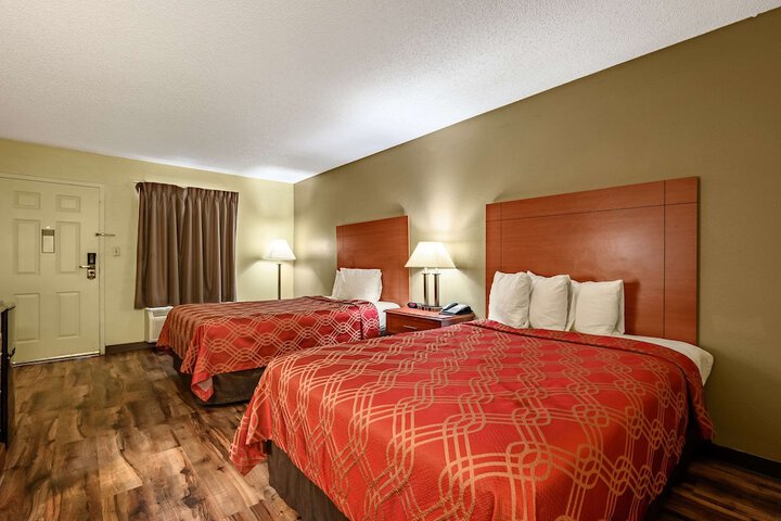 2 Double Beds (3 of 6)