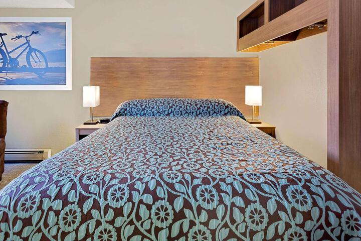 1 Queen Bed (15 of 16)