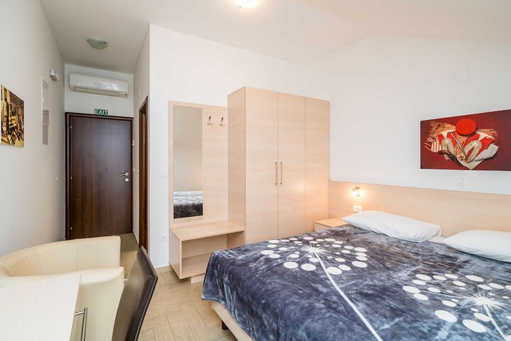 Room 20 of 106