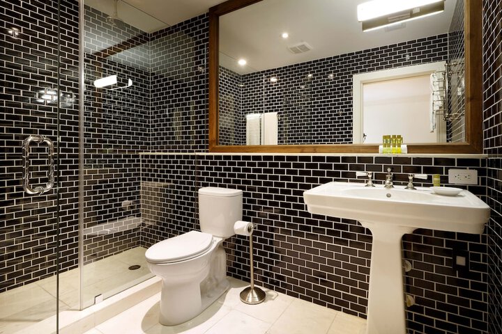 Standard Room, King or Two Doubles (5 of 5)