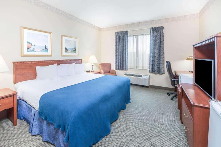 1 King Bed (4 of 13)