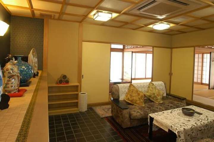 Room 17 of 38
