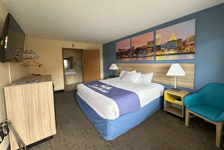 1 King Bed First Floor (10 of 12)