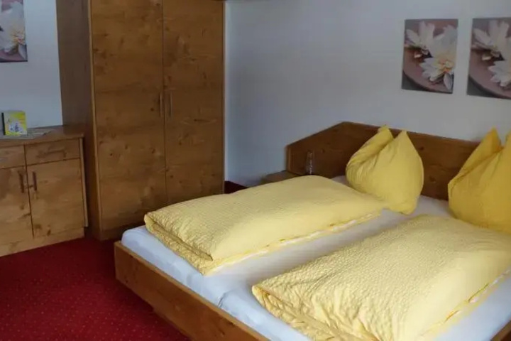 Room 4 of 9