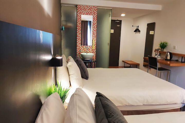 Room 8 of 28