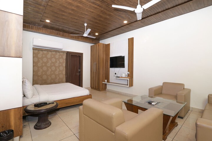 Room 4 of 13