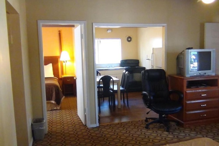 Deluxe Queen Room 2 Queen Beds (2 of 12)
