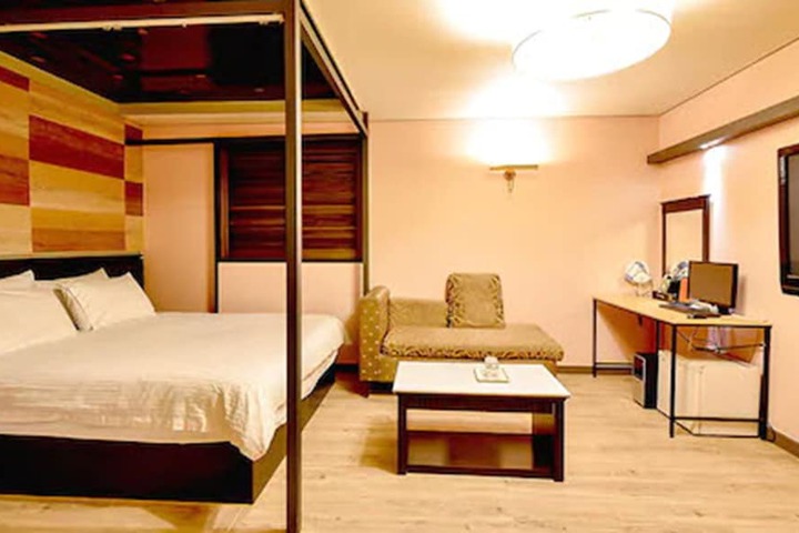 Room 5 of 19