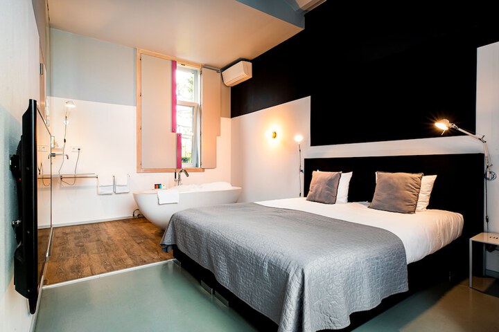 Room 27 of 214