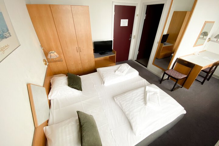Room 4 of 25
