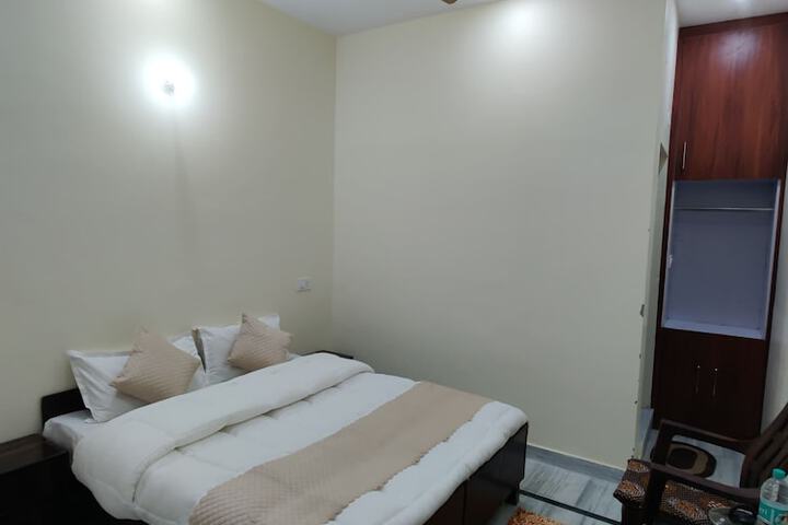 Room 3 of 20