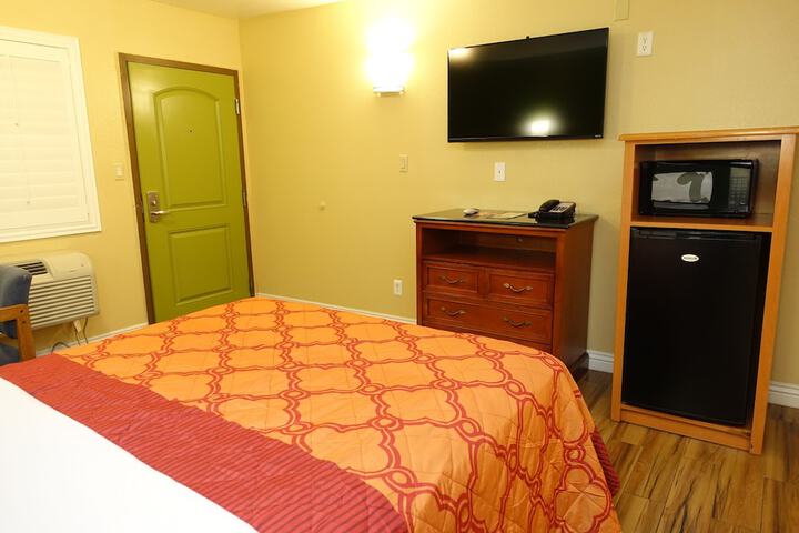 1 Queen Bed (33 of 41)