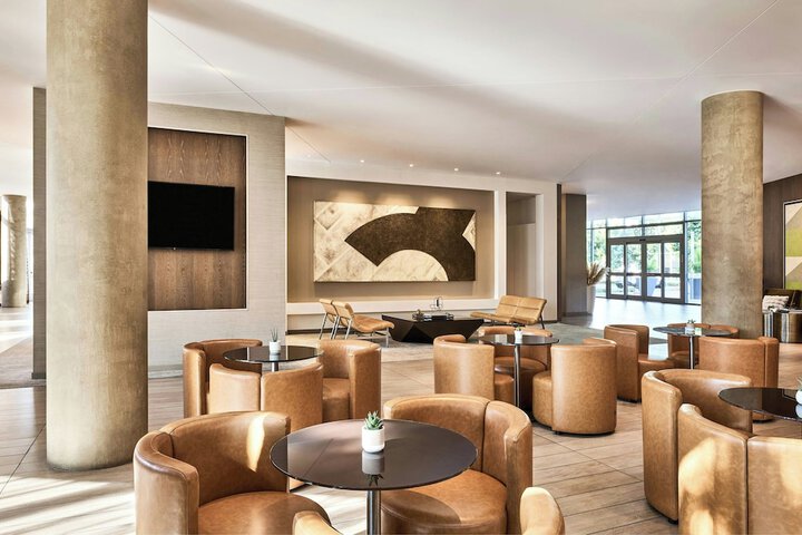 Lounge 33 of 47