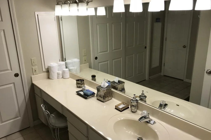 Room 8 of 18