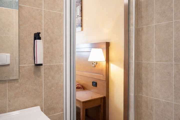 Room 93 of 105