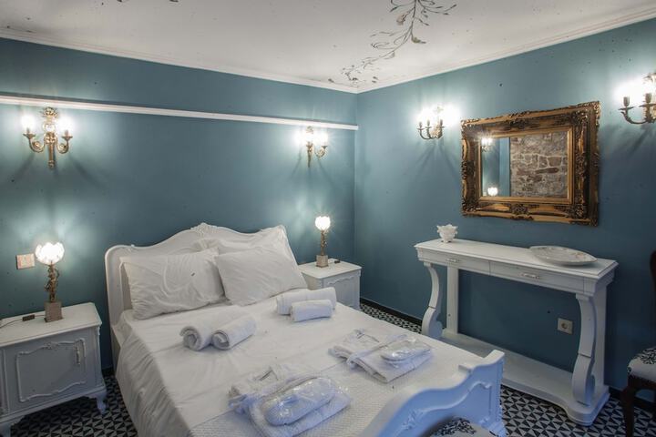 Room 4 of 9