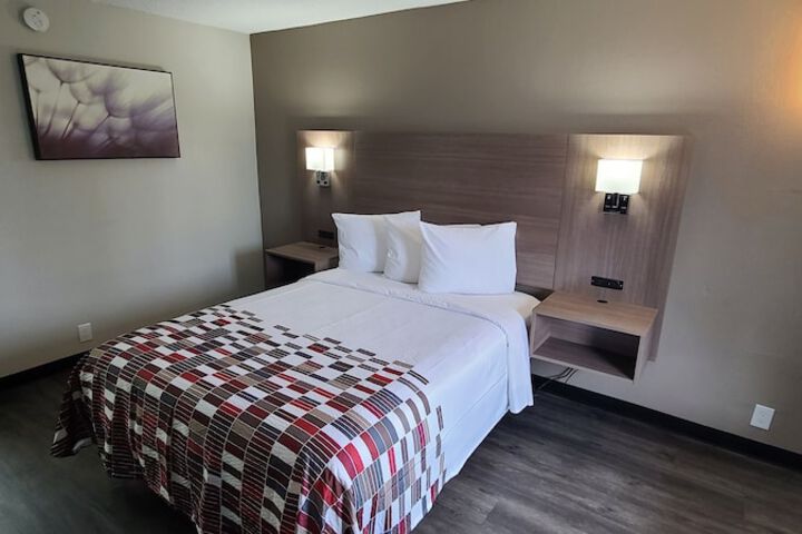 ADA Accessible Deluxe Queen Bed (6 of 8)