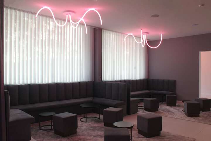 Lounge 20 of 24
